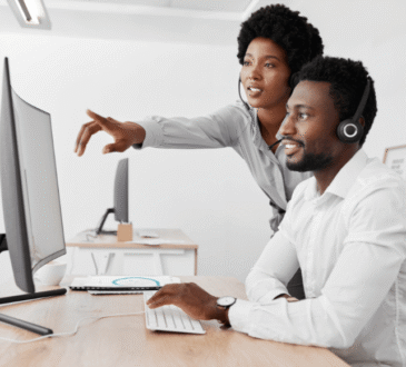 Commercial présentant une solution logicielle à un client dans un bureau moderne.