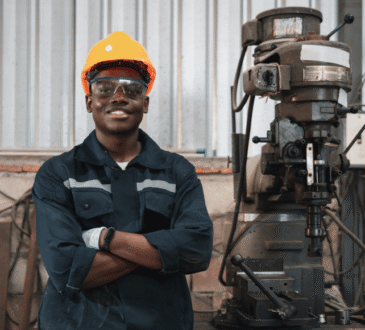 Technicien hydraulicien intervenant sur un réseau de distribution d’eau en zone rurale – Recrutement NoorTech 2025