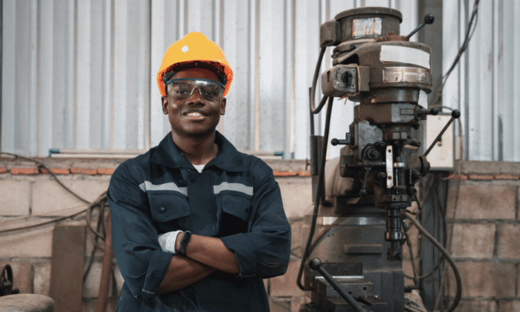 Technicien hydraulicien intervenant sur un réseau de distribution d’eau en zone rurale – Recrutement NoorTech 2025