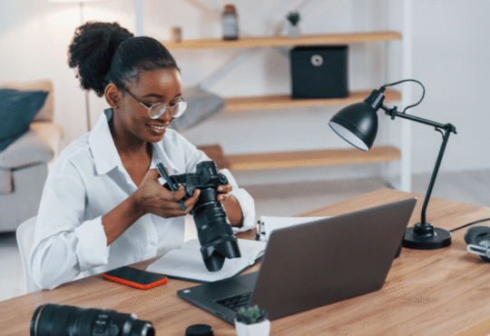 Offre d’emploi : Vidéaste / Monteur Vidéo – Agence Créative à Dakar