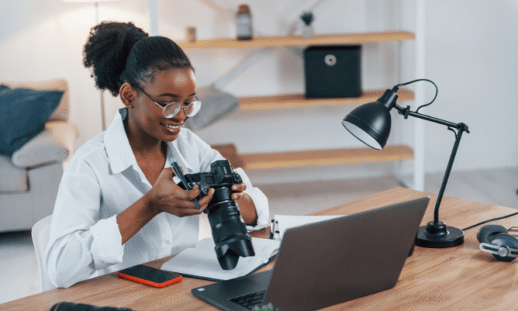 Offre d’emploi : Vidéaste / Monteur Vidéo – Agence Créative à Dakar